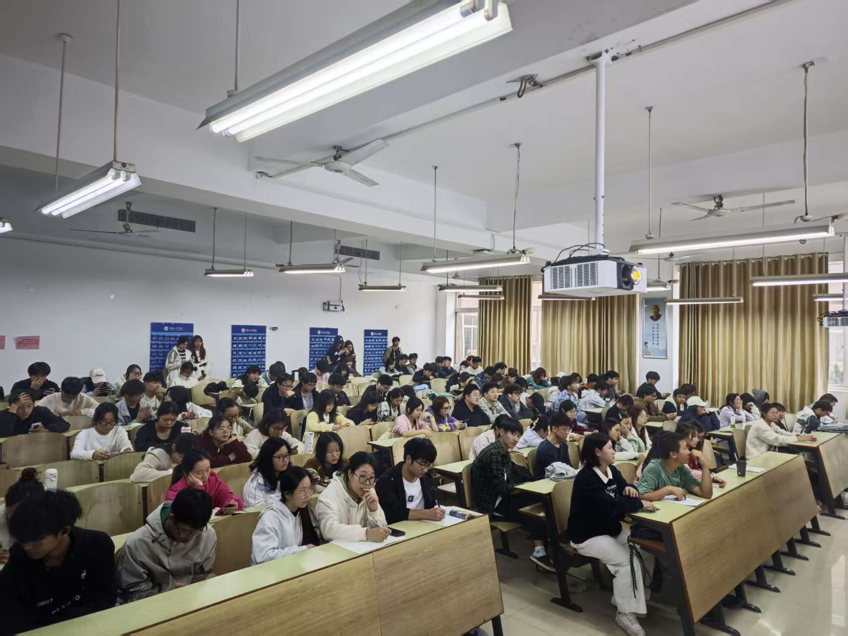 365英国上市公司