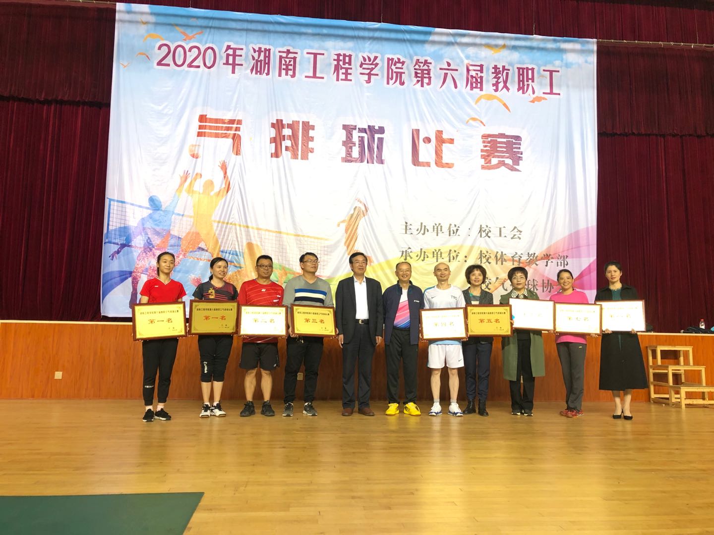 365英国上市公司